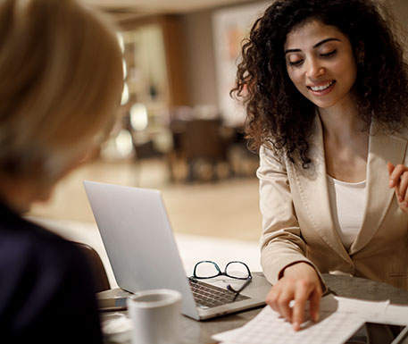 Aus- und Weiterbildung als Steuerfachangestellte/r: Unique informiert und berät Sie zu Ihren Entwicklungschancen.