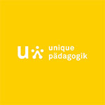 Unique Paedagogik Logo auf gelbem Hintergrund